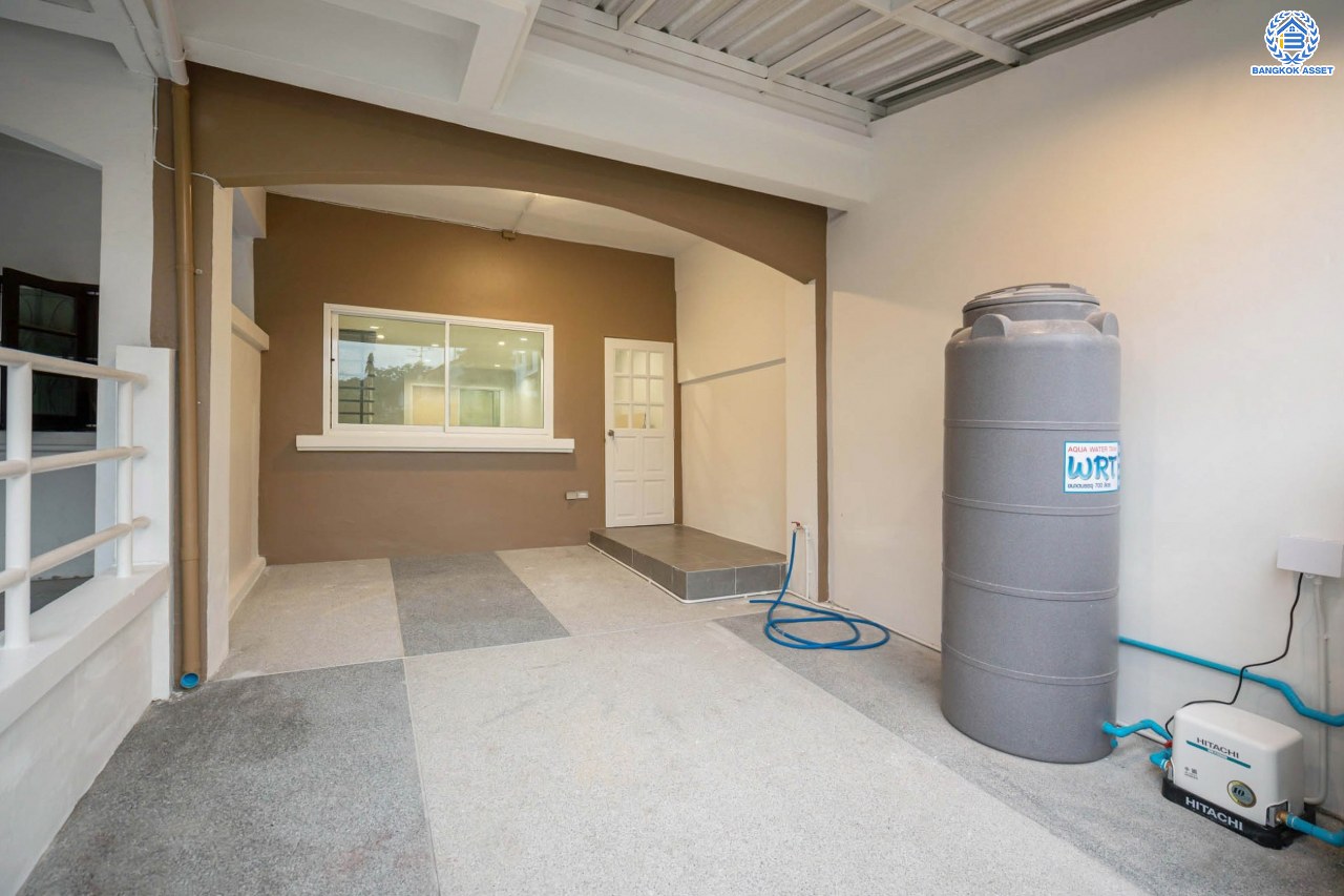 บ้านมือสองตกแต่งใหม่ ทาวน์เฮ้าส์ทำเลโซนเมือง! โครงการ เกร็ดแก้วการ์เด้น รัตนาธิเบศร์ ที่สุดของความคุ้ม เนื้อที่ 17 ตร.ว. พื้นที่ใช้สอย 116 ตร.ม. ฟังก์ชัน 2 ห้องนอน 2 ห้องน้ำ 1 ที่จอดรถ บนทำเลศักยภาพ ติดถนนรัตนาธิเบศร์ ใกล้ทางด่วน "งามวงศ์วาน" เซ็นทรัลรัตนาธิเบศร์ และรถไฟฟ้าสายสีม่วง "สถานีบางกระสอ"...